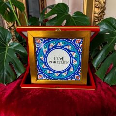 Dm Porselen Hediyelik Kadife Kutulu Karo 20x20